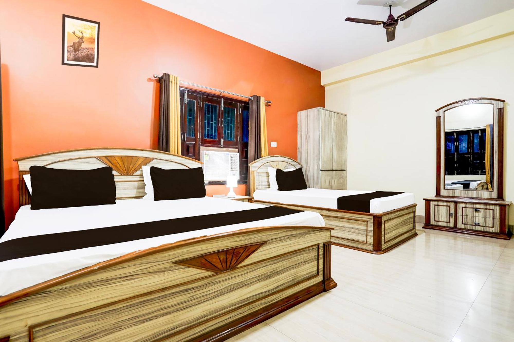 Hotel O R B Palace Varanasi Exteriör bild